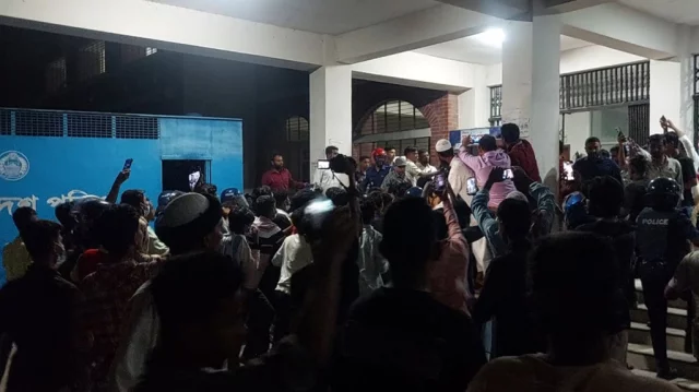 পুলিশের কাছ থেকে ছিনিয়ে ছাত্রলীগ নেতাকে ছাত্র–জনতার মারধর